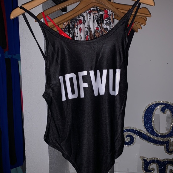 One piece - Picture 4 of 5